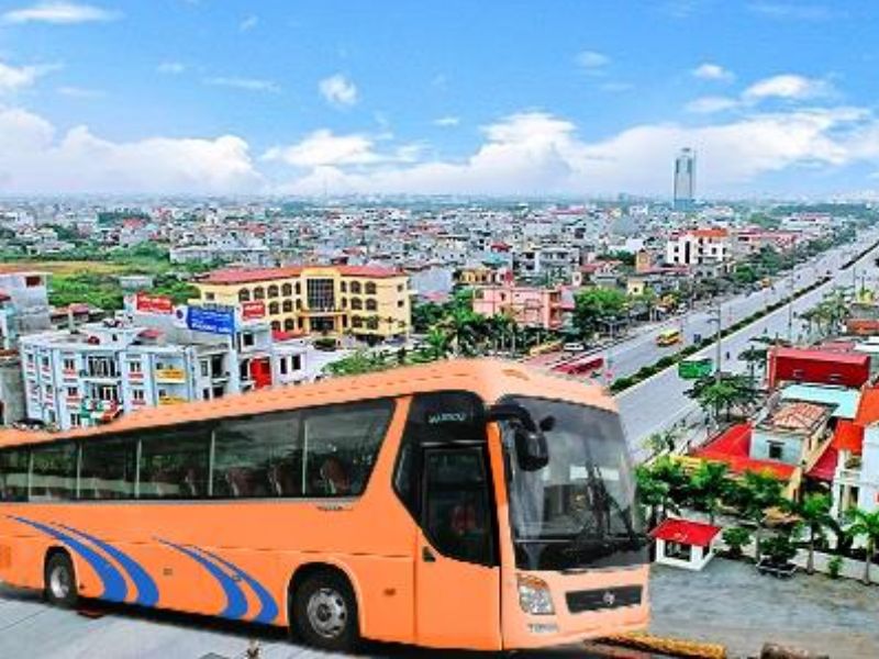 Xe bus và taxi đi đến bến xe Hải Dương